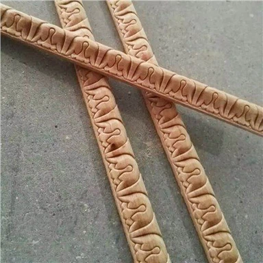 Vyrezávané drevené obloženie